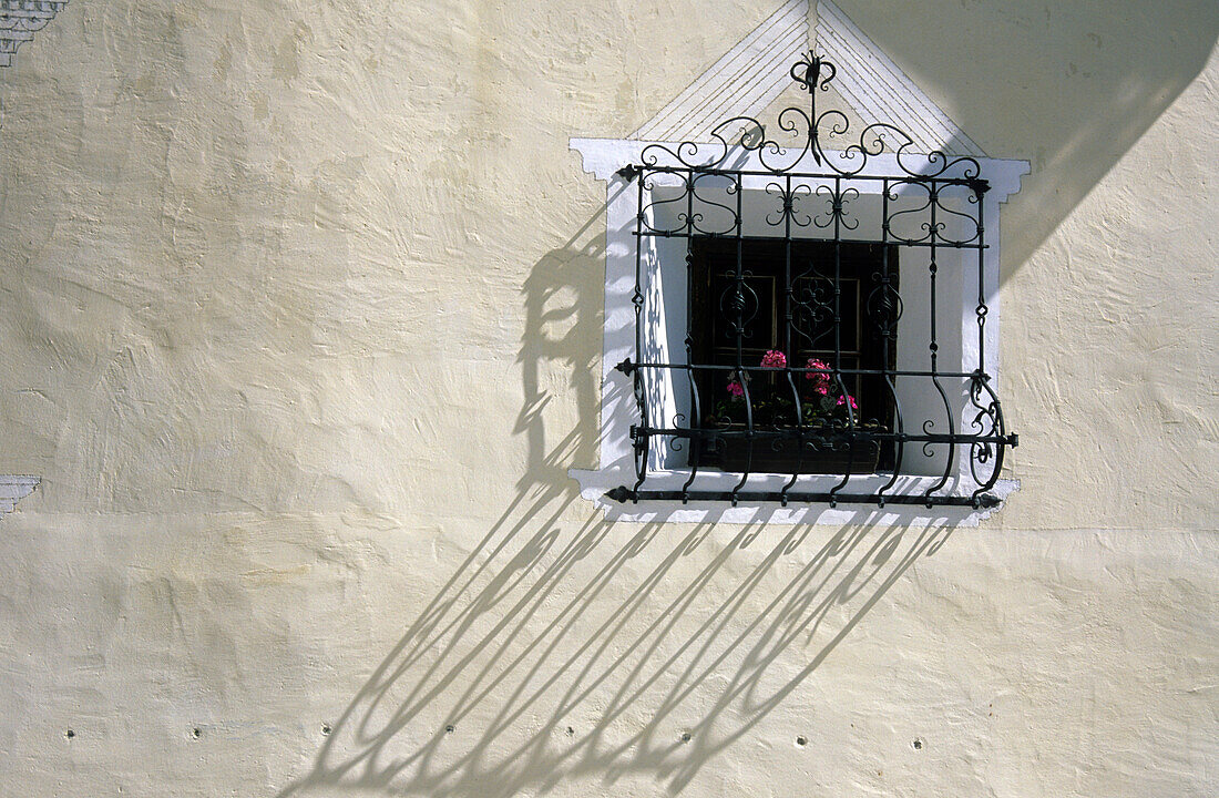 Fenster mit schmiedeeisenem Fenstergitter, Valatscha, Unterengadin, Graubünden, Schweiz