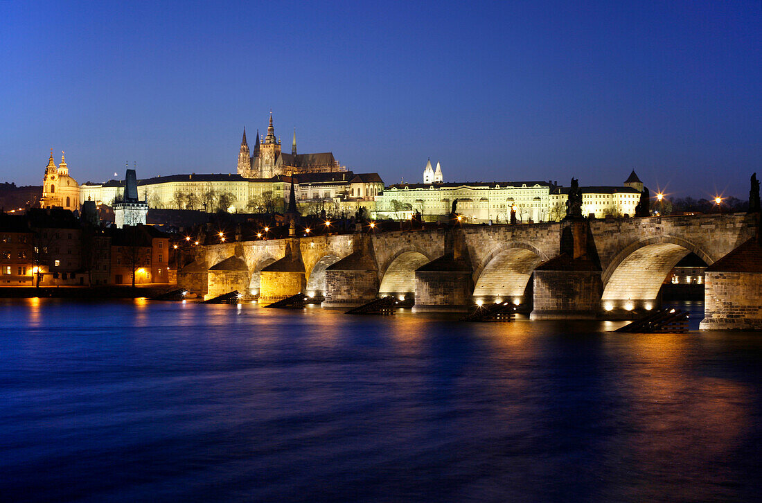 Moldau Fluss und Karlsbrücke bei Nacht, Vltava Fluss mit Prag Schloss im Hintergrund, Prag, Tschechien