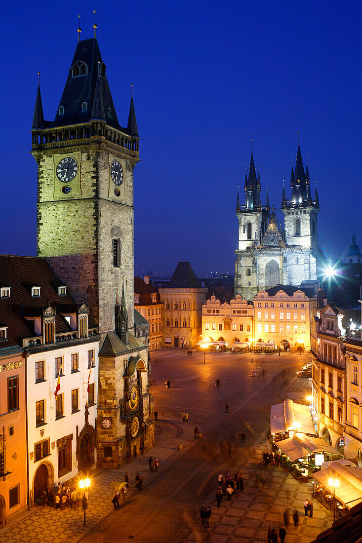 Altstädter Ring bei Nacht mit Blick auf das Alte Rathaus und Teyn kirche, Staromestske Namesti, Altstadt, Prag, Tschechien
