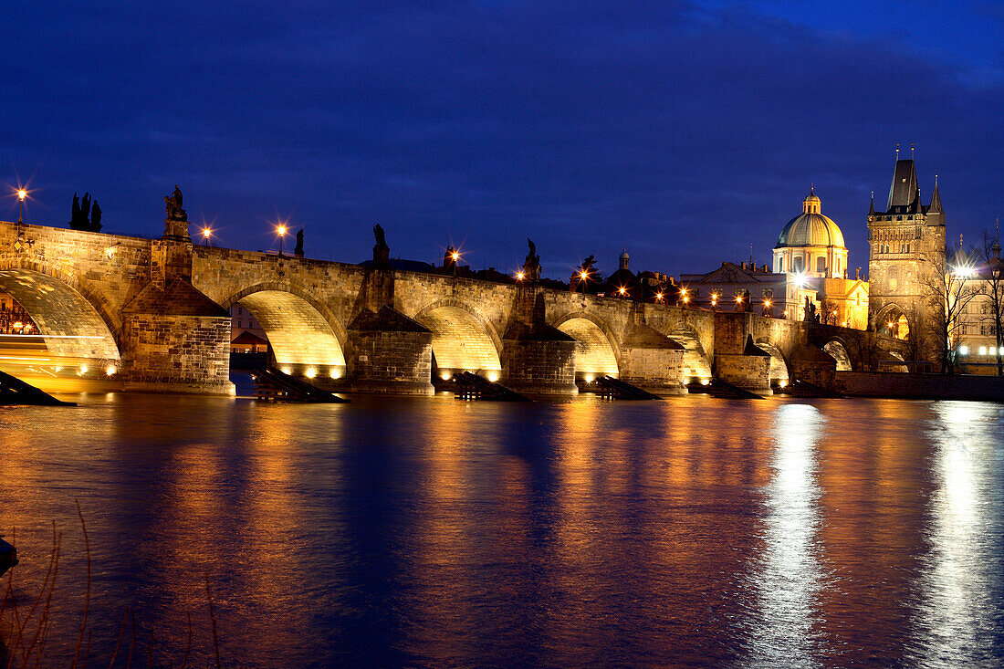 Karlsbrücke bei Nacht, Moldau Fluss, Vltava Fluss, Prag, Tschechien