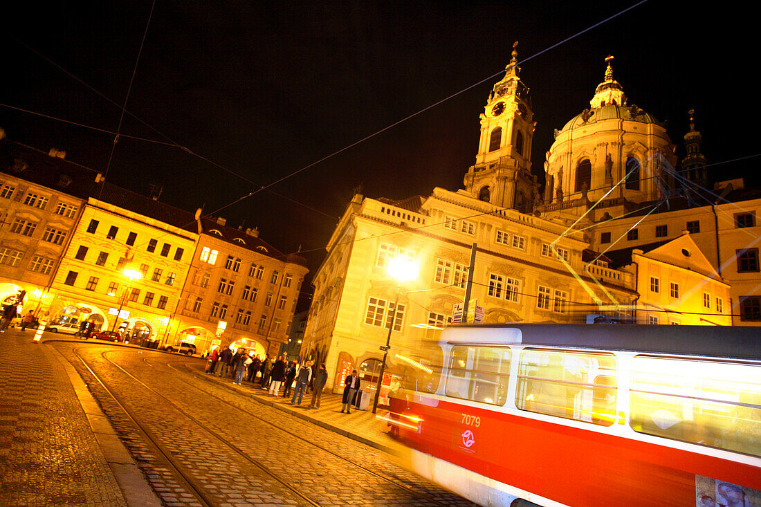 Strassenbahn und Sankt Nicholas Kirche, Malostranske Namesti, Malo Strana, Prag, Tschechien