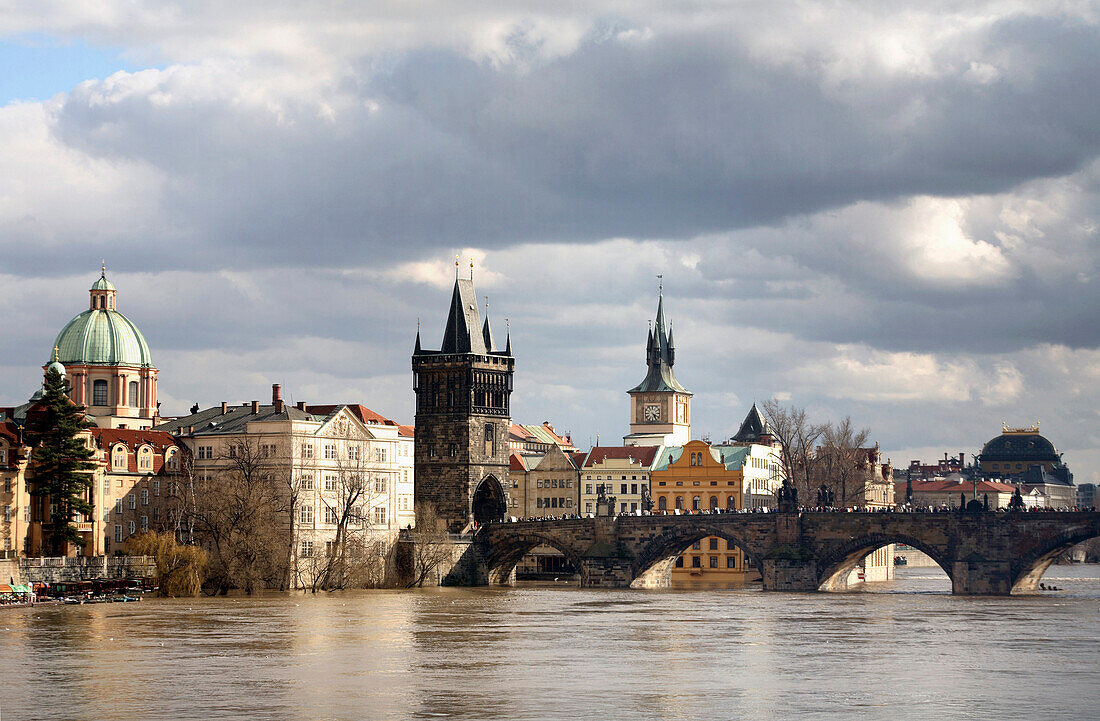 Moldau Fluss, Vltava fluss, Karlsbrücke, Prag, Tschechien