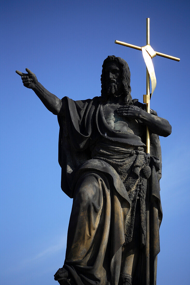 Nahaufnahme von Johannes der Täufer, Karlsbrücke, Prag, Tschechien