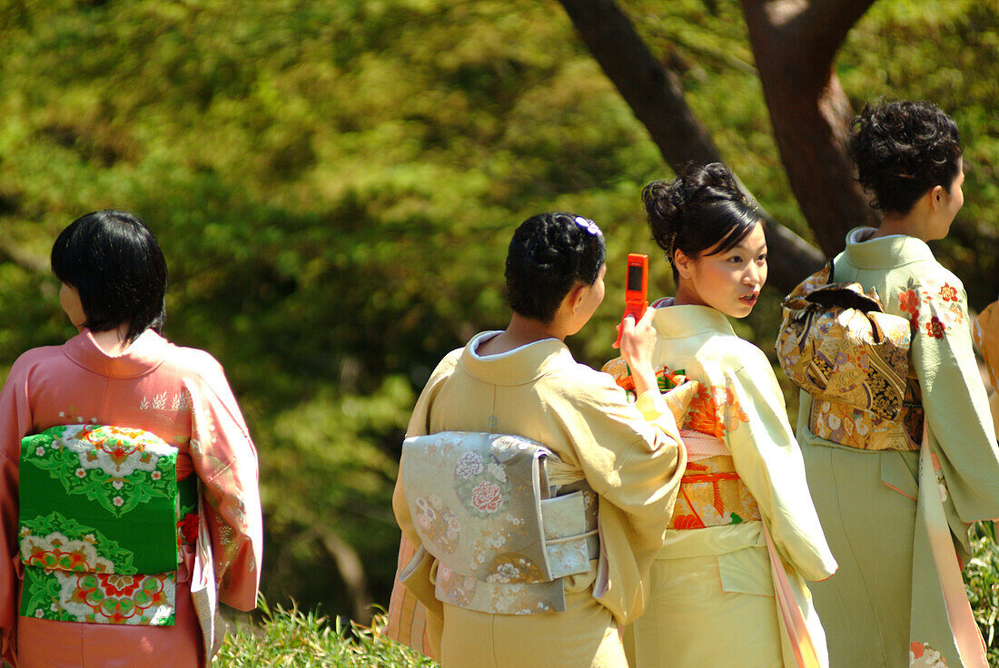 Vier japanische Frauen in Kimonos, Happo-en Garden, Tokyo, Japan