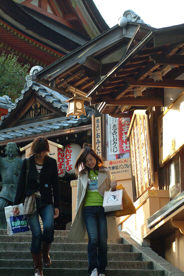 Japanische Touristen bei Chion-in Tempel, Kyoto, Japan