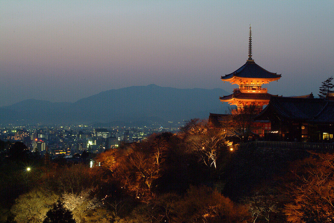 Sonnenuntergang bei dem Kiyomizu-dera Tempel, Kyoto, Japan