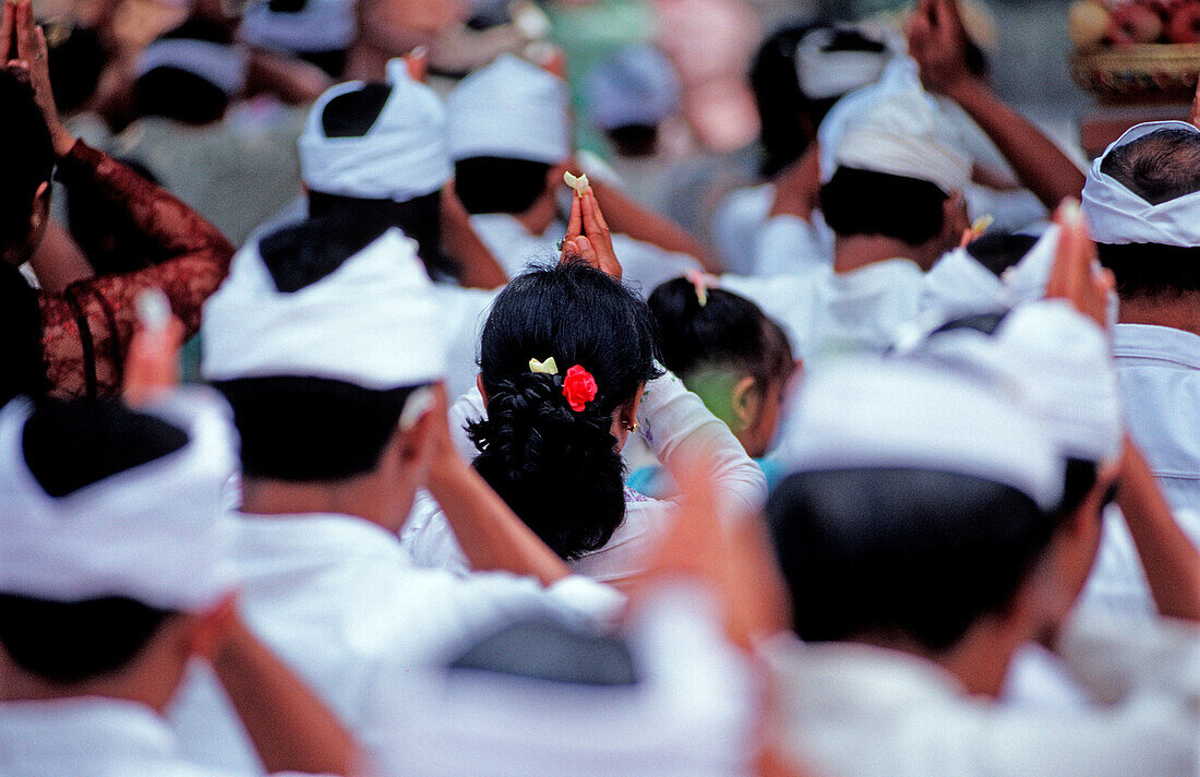 Gläubige beten im Hindu Tempel Ubud, Indonesien, Bali, Ubud