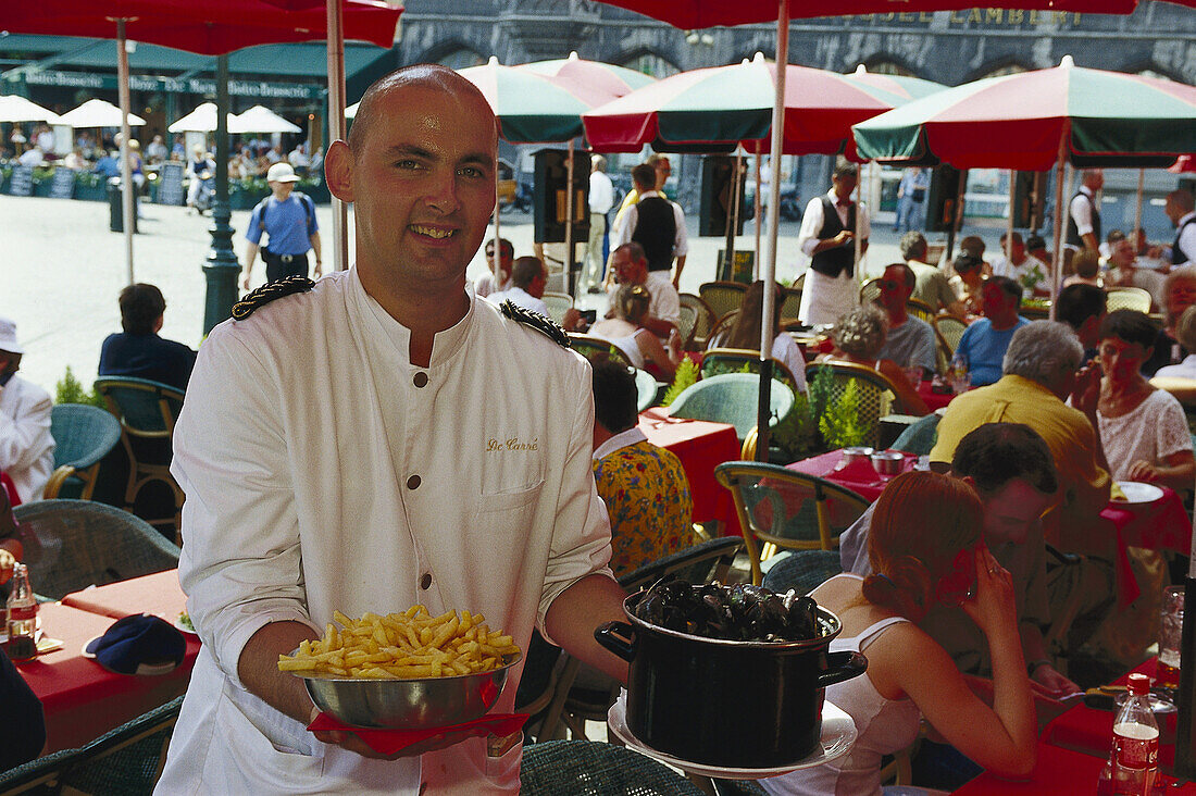 Kellner im Restaurant am Markt, Brügge, Flandern, Belgien, Europa