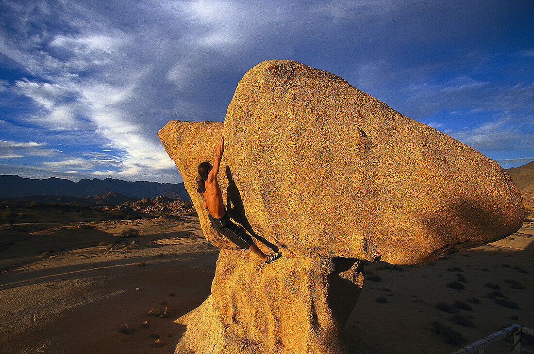 Mann beim Bouldern,Tafraoute, Marokko