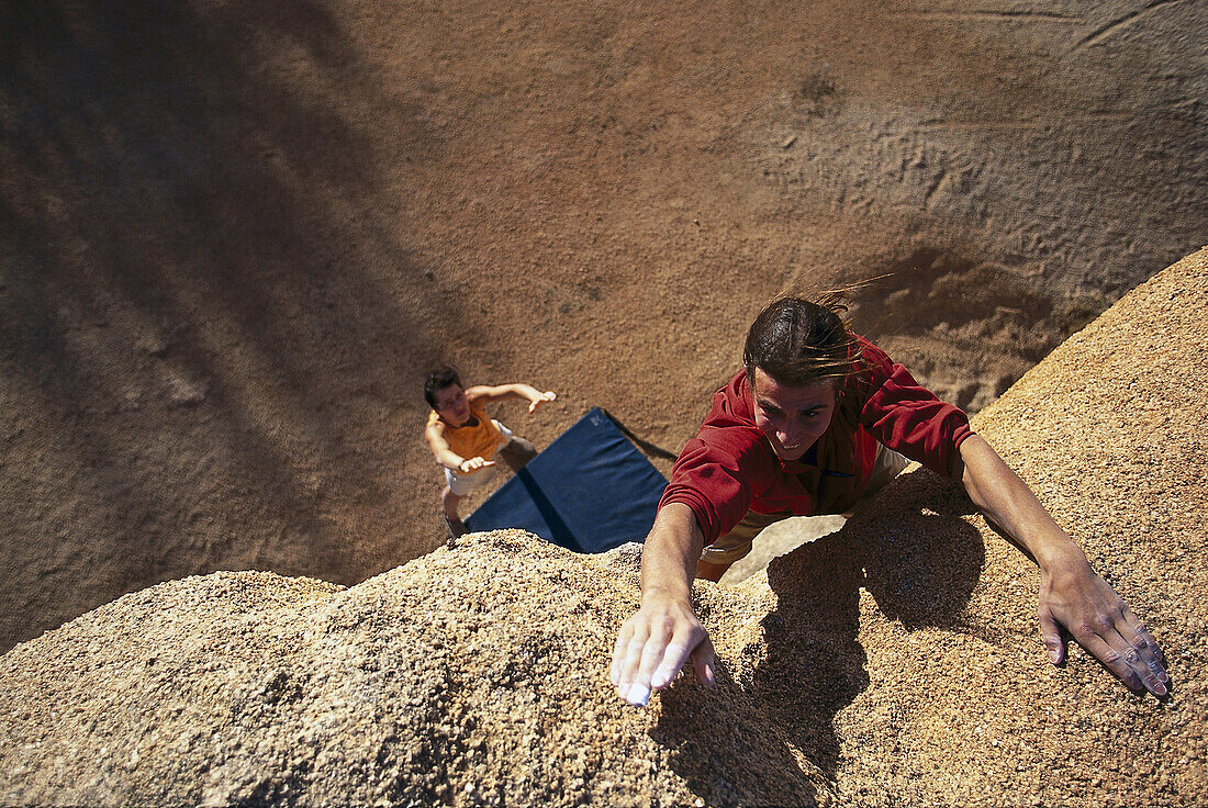 Mann beim Bouldern,Tafraoute, Marokko