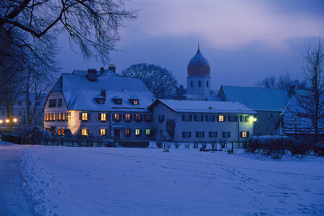 Verschneite Häuser auf der Fraueninsel am Abend, Chiemsee, Bayern, Deutschland
