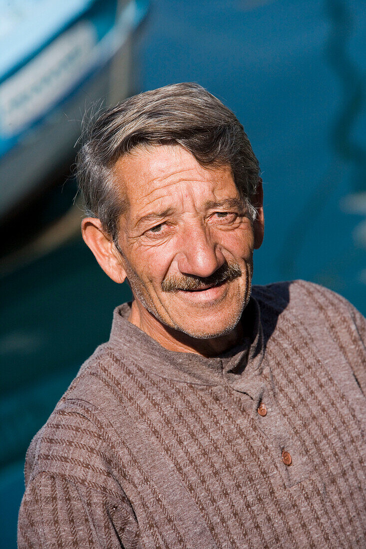 Türkischer Fischermann, Antalya Hafen, Antalya, Türkei