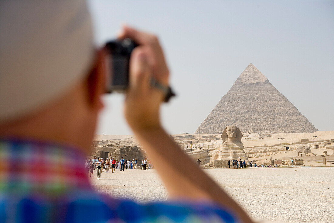 Tourist filmt die Sphinx und die Chephren Pyramid, Die Pyramiden von Gizeh, Kairo, Ägypten