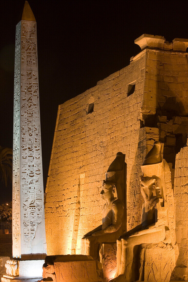Tempel von Luxor und Obelisk bei Nacht, Luxor, Ägypten