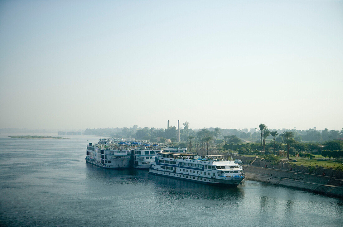 Kreuzfahrtschiffe, Nile River Cruise Ships, Nil, Luxor, Ägypten