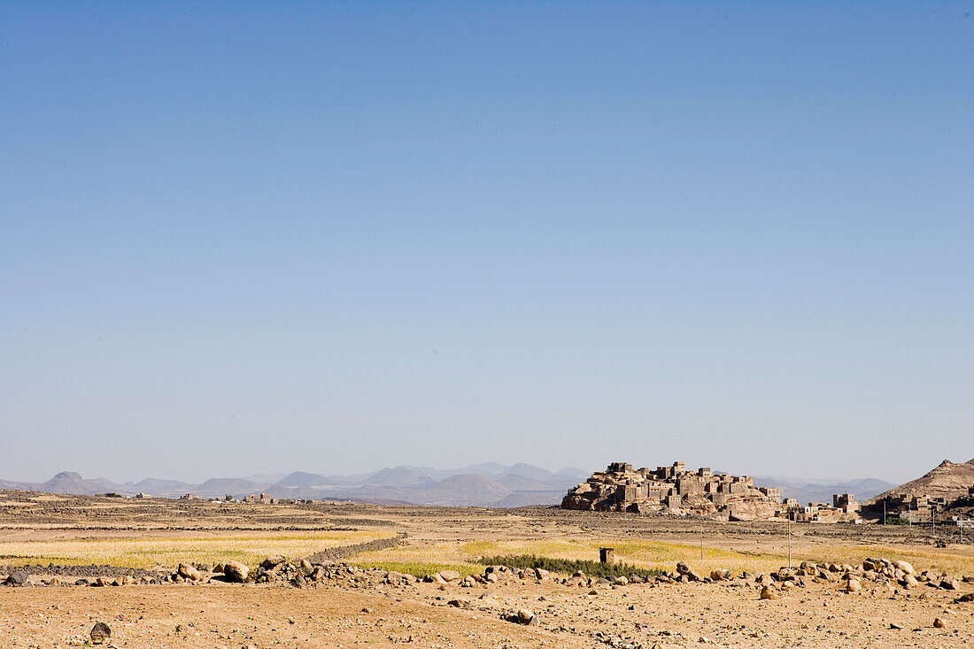 Jemenitische Landschaft mit Bergdorf im Hintergrund, in der Nähe von Thula, Jemen