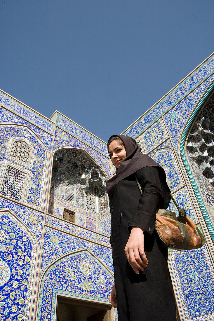 Frau bei der Masjed-e Sheikh Lotfollah Moschee, Imam Khomeini Platz, Isfahan, Iran