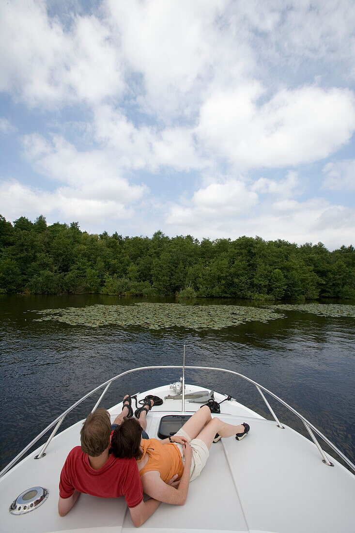 Paar entspannt sich, Hausboot Connoisseur Magnifique, Dahme Fluß, in der Nähe von Zernsdorf, Brandenburg, Deutschland