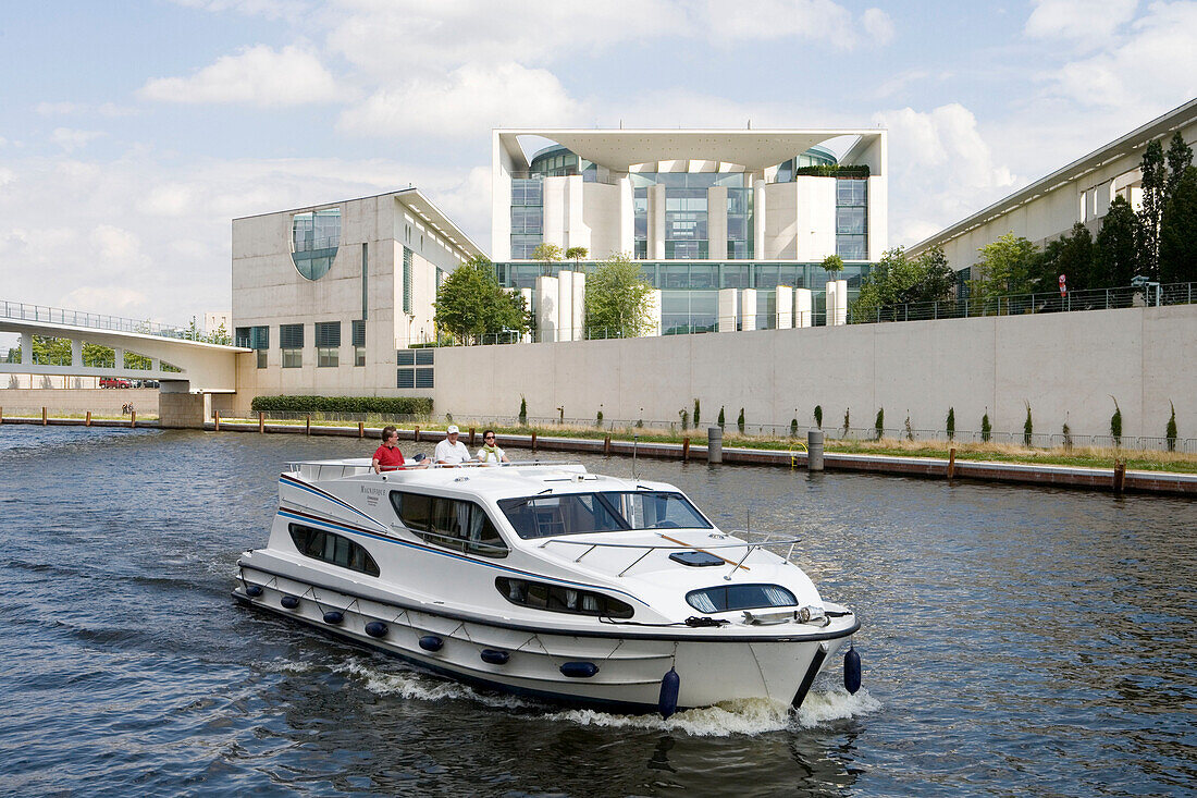 Hausboot, Connoisseur Magnifique, fährt am Kanzleramt vorbei, Spree, Berlin, Deutschland