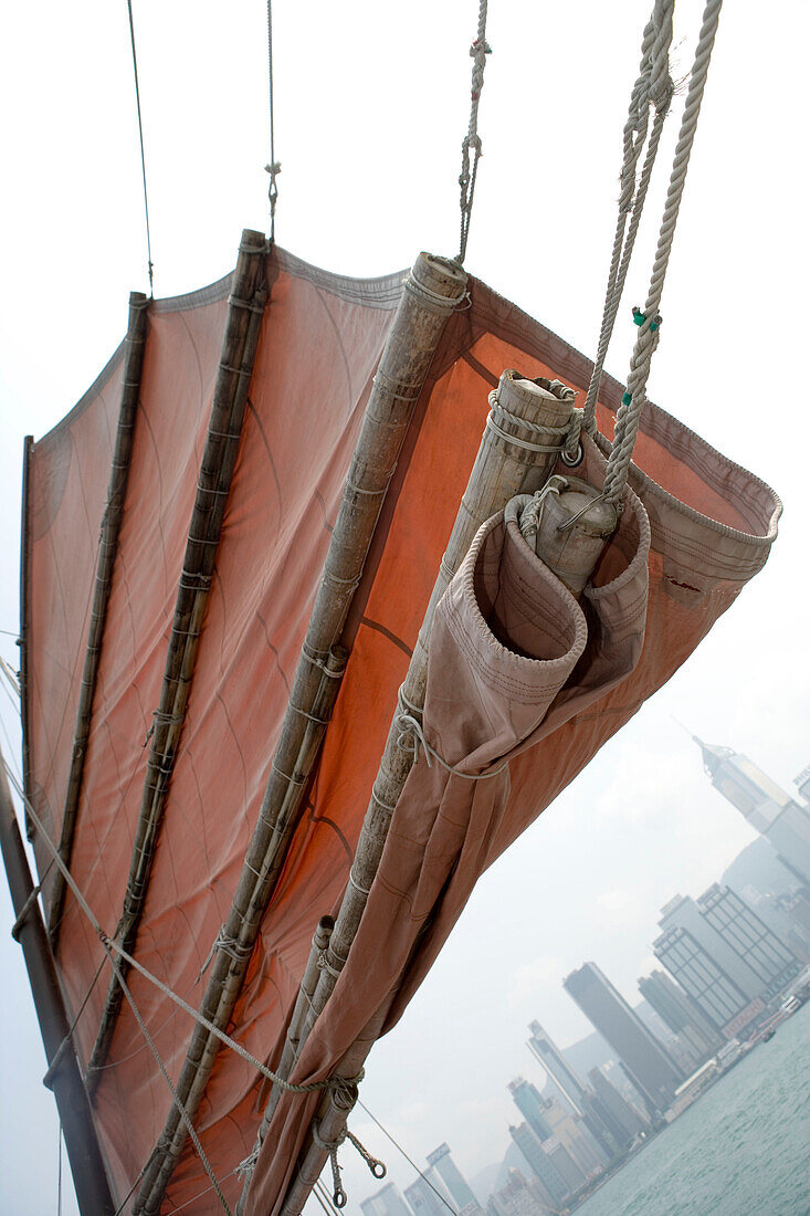 Traditionelles Junksegel und Skyline, Hong Kong Hafen, Hong Kong