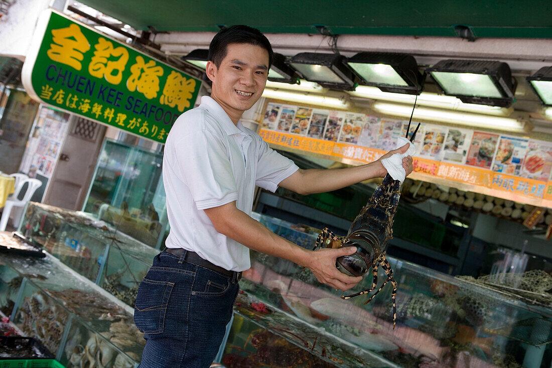 Mann mit Hummer, Chuen Kee Seafood Restaurant, Sai Kung, New Territories, Hong Kong