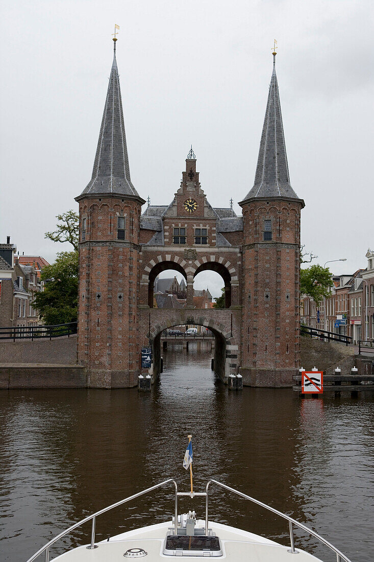 Bug von einem Hausboot und das Wassertor von 1613, Sneek, Friesische Seen, Niederlande