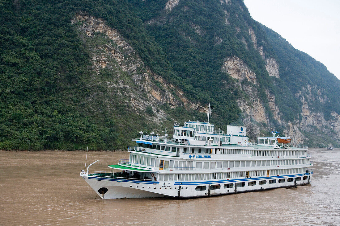 Jangtze Kreuzfahrtschiff Long Zhong,Jangtze Fluß, in der Nähe von Yichang, China