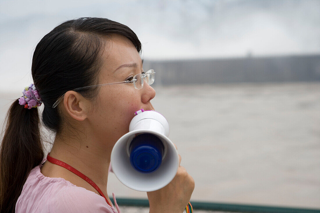 Reiseführerin mit einem Megaphon, Drei Schluchten Damm, Yichang, Xiling Gorge, Jangtze Fluß, China