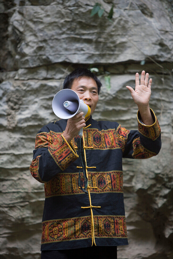 Singender Reiseführer in der Schlucht des Smaragdgrünen Tropfens, Daning River Lesser Gorges, in der Nähe von Wushan, China