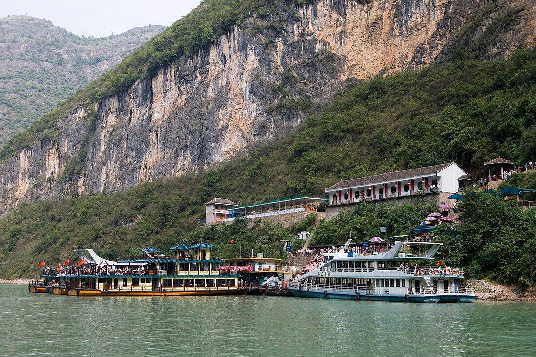 Ausflugsboote in der Drachentor Schlucht, Daning River Lesser Gorges, in der Nähe von Wushan, China