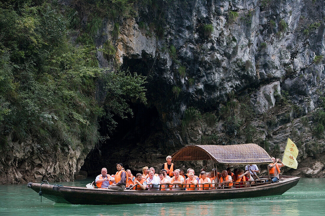 Ausflugsboot in der Schlucht des Smaragdgrünen Tropfens, Daning River Lesser Gorges. in der Nähe von Wushan, China