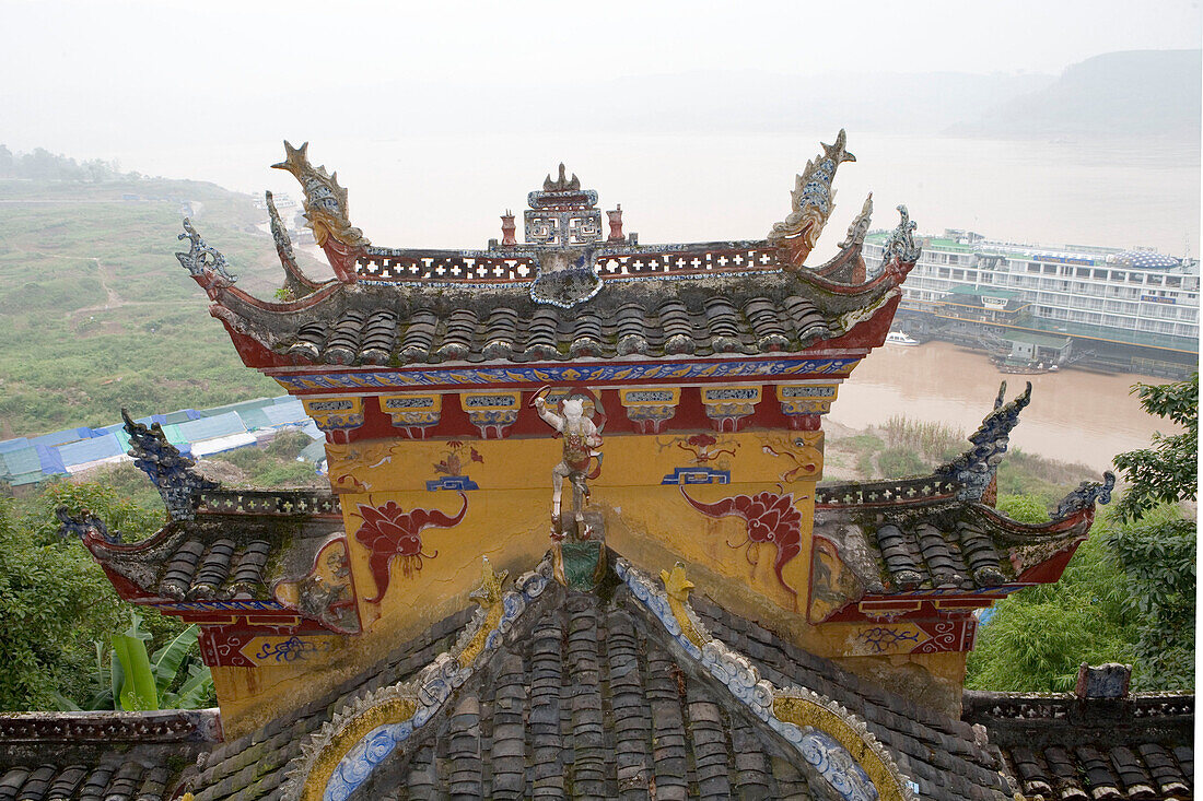 Dach des Pavillons und MV Victoria Queen, Jangtze Fluß, Shibaozhai, China