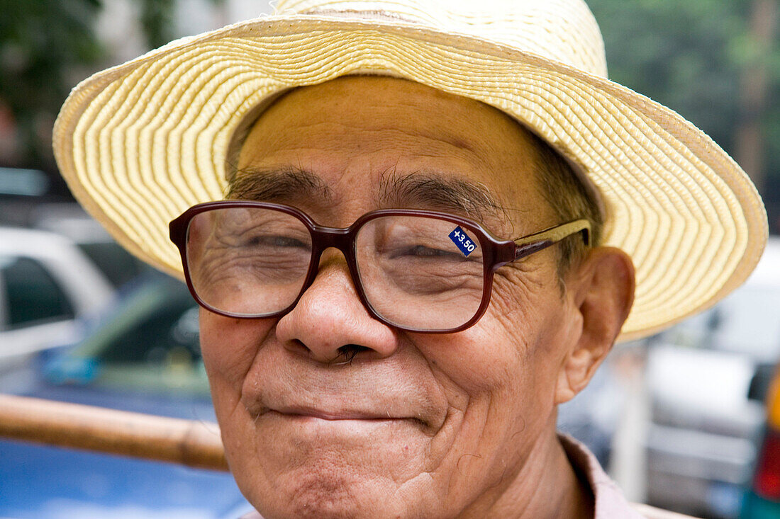 Einheimischer Mann mit + 3,50 Dioptrin Brille, Chongqing, China