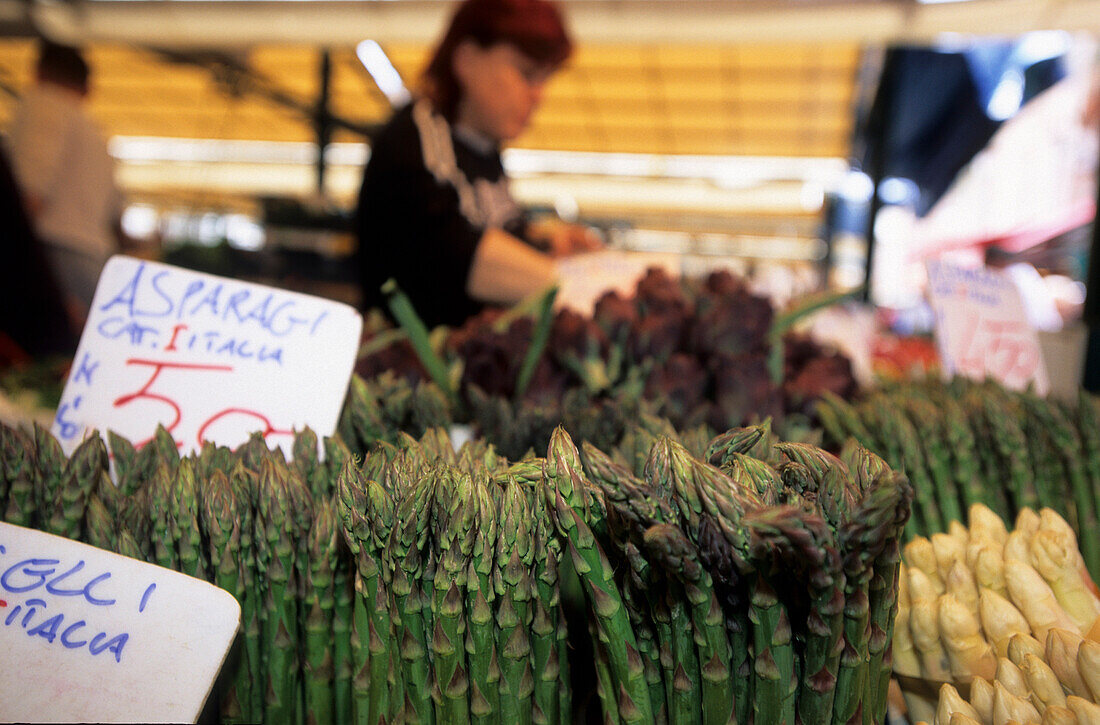 Gemüse, vor allem Spargel, am Markt in Venedig mit Verkäuferin im Hintergrund, Venezien, Italien