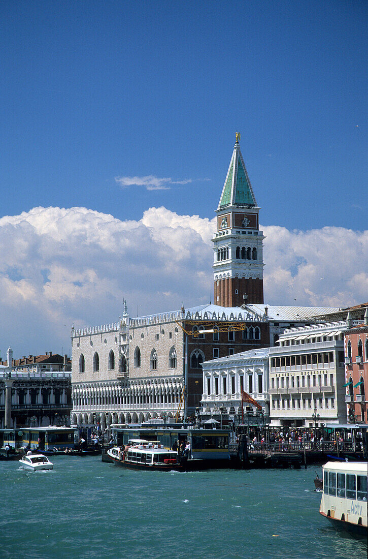 Venedig Dogenpalast und Campanile von der Lagune aus, Venezien, Italien