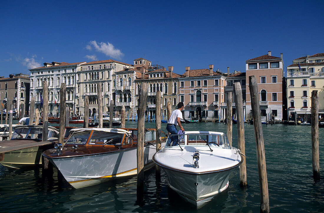Boote und Häuserzeile am Canale Grande, Venedig, Venezien, Italien