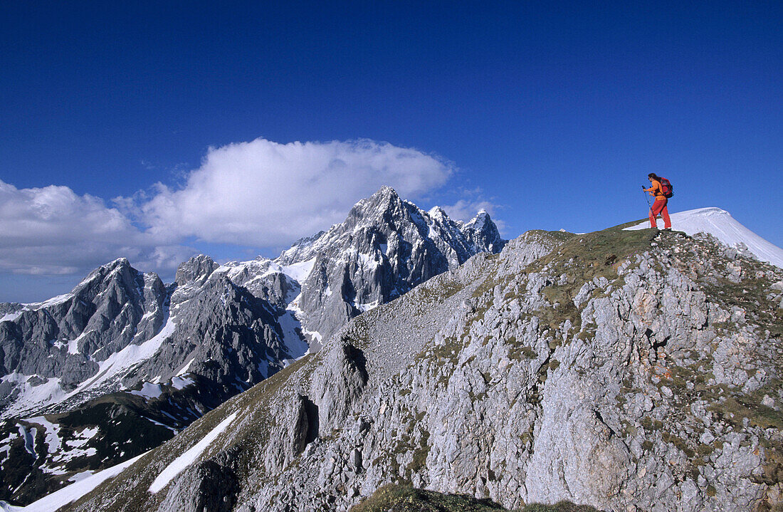 Bergsteiger unterwegs am Rötelstein, mit Hochkesselkopf, Torstein und Dachstein, Dachsteingruppe, Salzburg, Österreich