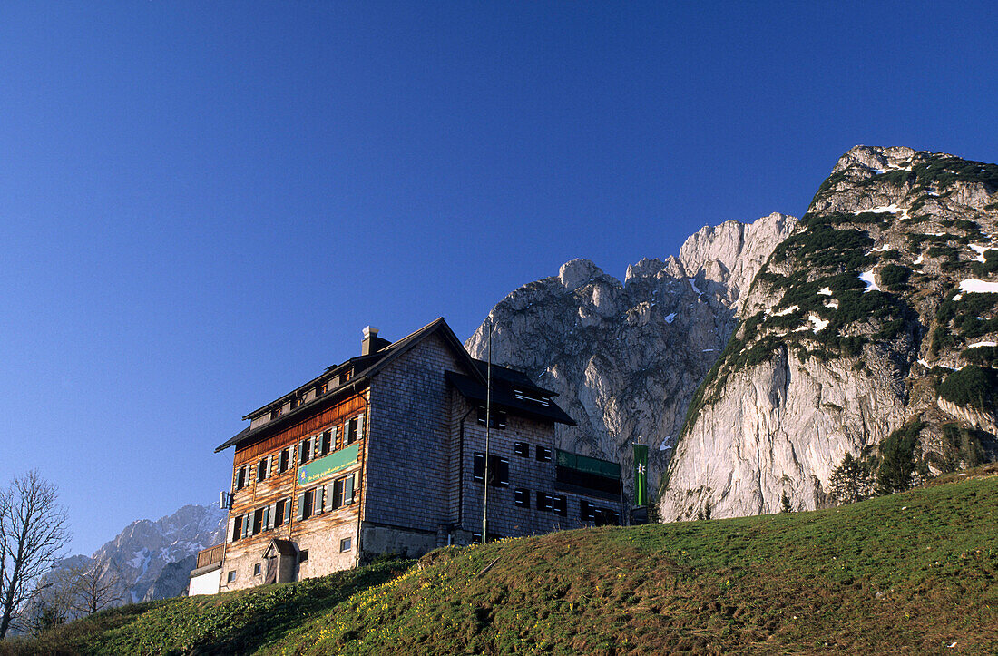 Gablonzer Hütte auf der Zwieselalm mit Gosaukamm, Dachsteingruppe, Oberösterreich, Österreich