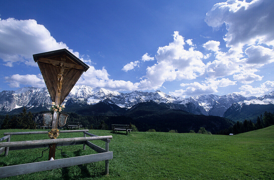 Cross with snow-covered Wetterstein mountain range, Werdenfels, Bavarian alps, Upper Bavaria, Bavaria, Germany