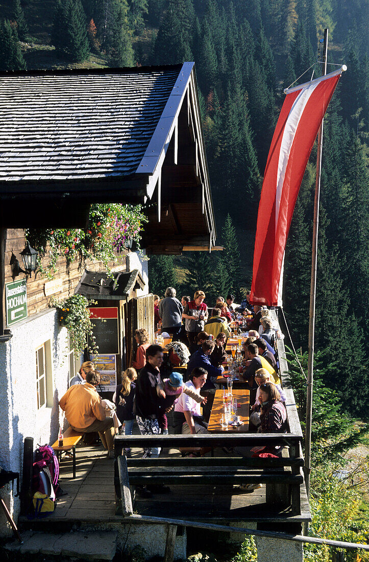 Hochalm mit Gästen auf der Sonnenterrasse, Chiemgau, Bayrische Alpen, Salzburg, Österreich