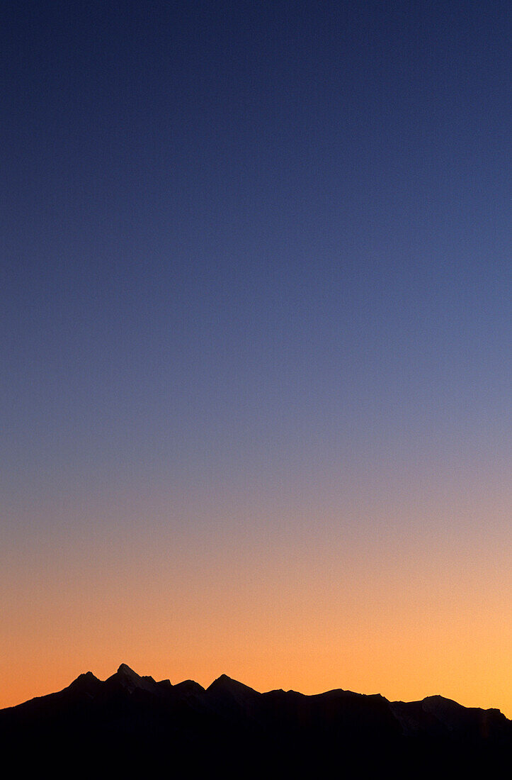 Silhouette der Glocknergruppe mit Großglockner in der Dämmerung mit Morgenstern, Salzburg, Österreich