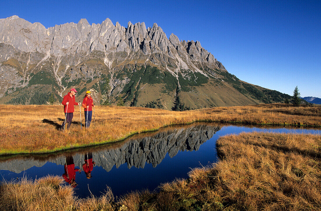 Zwei Wanderer am See auf dem Hochkeil mit Bratschenkopf, Manndlwand, Hochköniggruppe, Berchtesgadener Alpen, Salzburg, Österreich