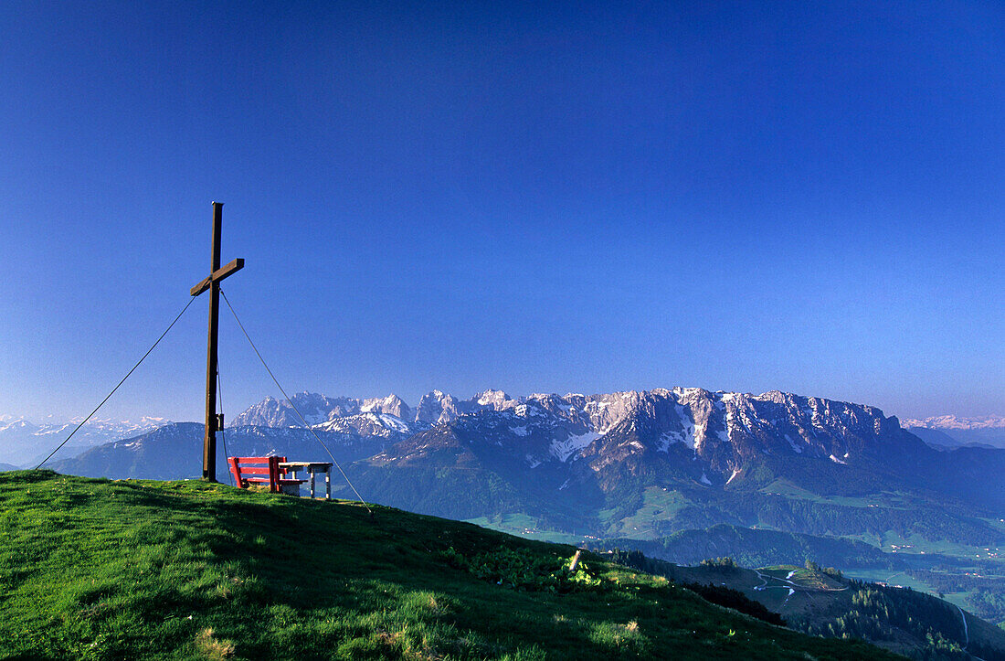 Rote Bank am Wandberg mit Gipfelkreuz und Blick auf Wilden Kaiser und Zahmen Kaiser, Chiemgauer Alpen, Tirol, Österreich