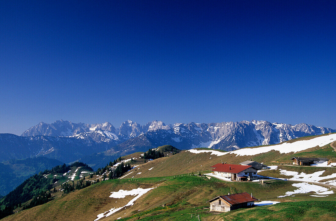 Wandbergalm mit Blick auf Wilden Kaiser und Zahmen Kaiser, Chiemgauer Alpen, Tirol, Österreich