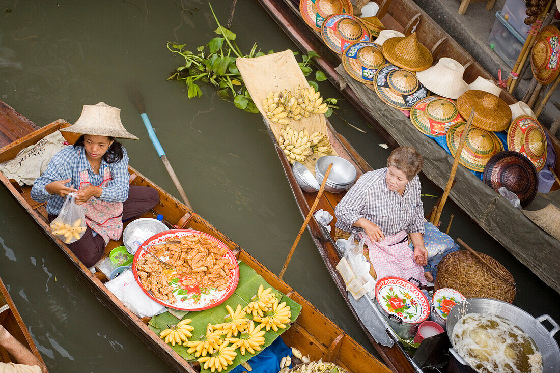 Women offering fruit at the Floating Market, Damnoen Saduak, near Bangkok, Ratchaburi, Thailand