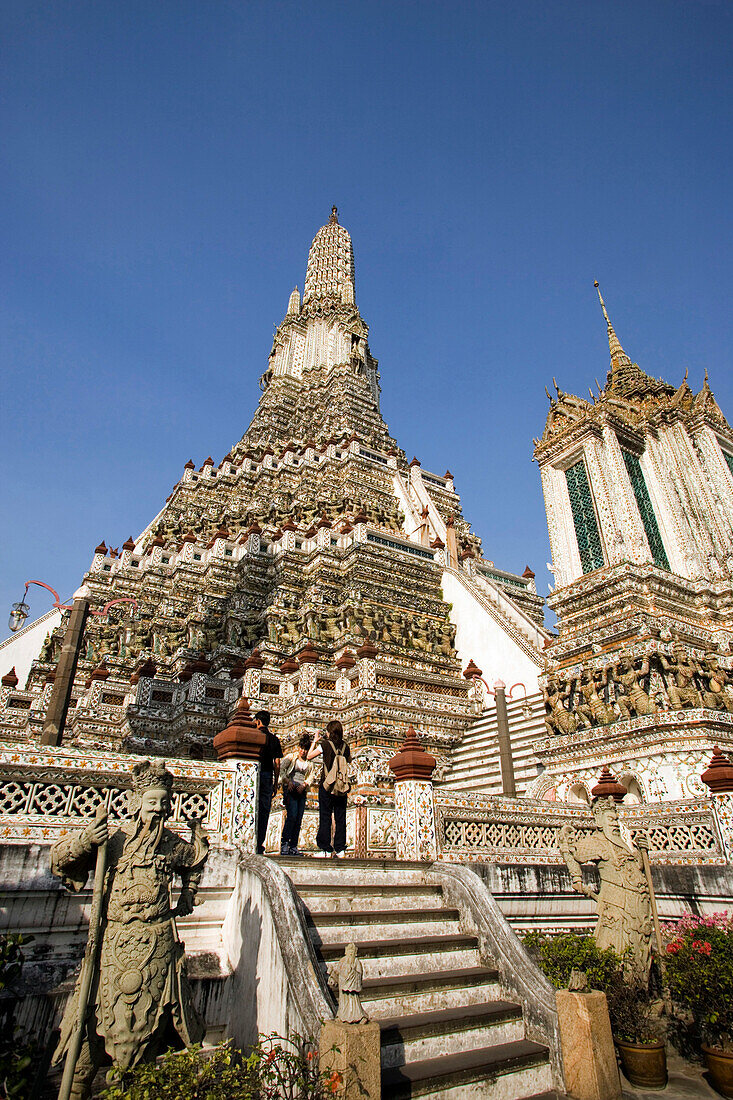 Touristen besichtigen Wat Arun, Tempel der Morgenröte, Bangkok, Thailand