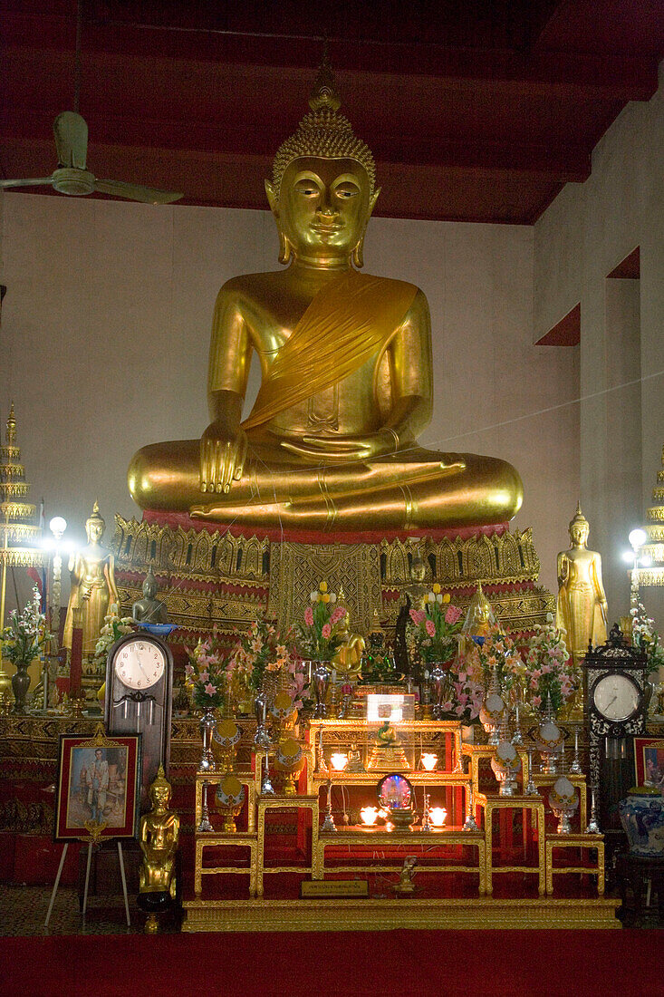 Gilded sitting Buddha, Wat Mahathat, Ko Ratanakosin, Bangkok, Thailand