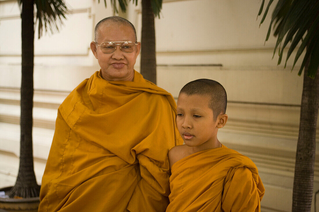 Two buddhist monks, Wat Mahathat, Ko Ratanakosin, Bangkok, Thailand