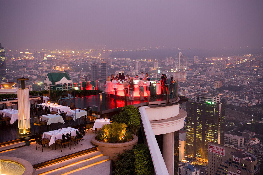 Blick über die Open Air-Bar Sirocco Sky Bar und Bangkok, State Tower, The Dome, Bangkok, Thailand