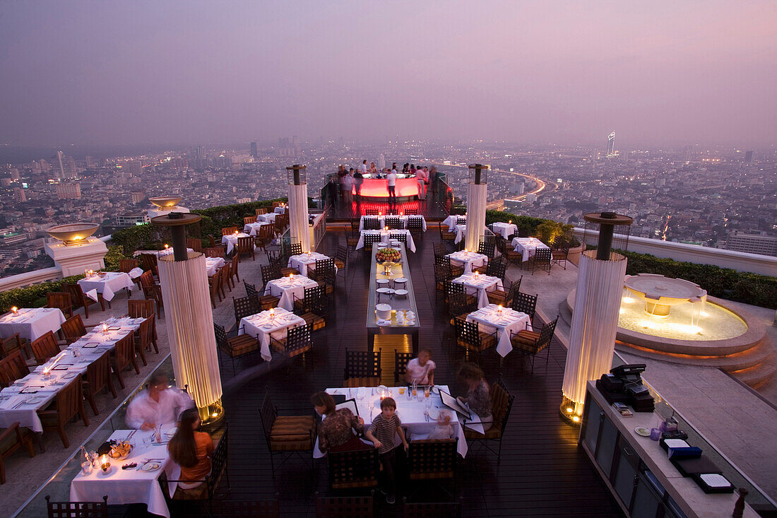 Blick über die Sirocco Sky Bar und Bangkok am Abend, State Tower, Bangkok, Thailand